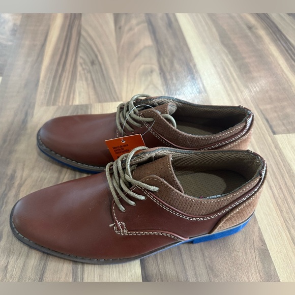 NWT, Boys Size 1.5 Deer Stags Dress Shoes, Brown with Blue soles. - Picture 2 of 6